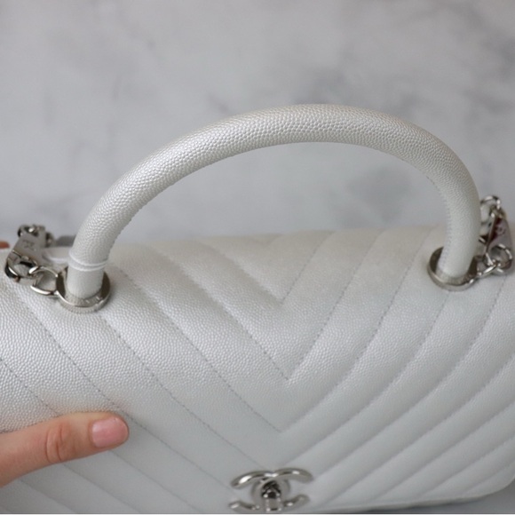 👜👜 LIKE NEW CHANEL Coco Handle Small Pearly White Caviar Leather SHW 👜👜 - Picture 6 of 9